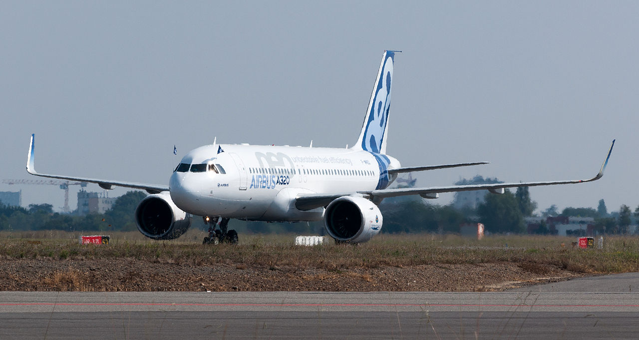 Airbus A320neo landing 06
