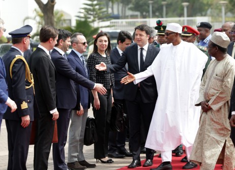Renzi in Africa per parlare di economia e terrorismo. Il premier risponde alle polemiche UE di fronte al parlamento ghanese 