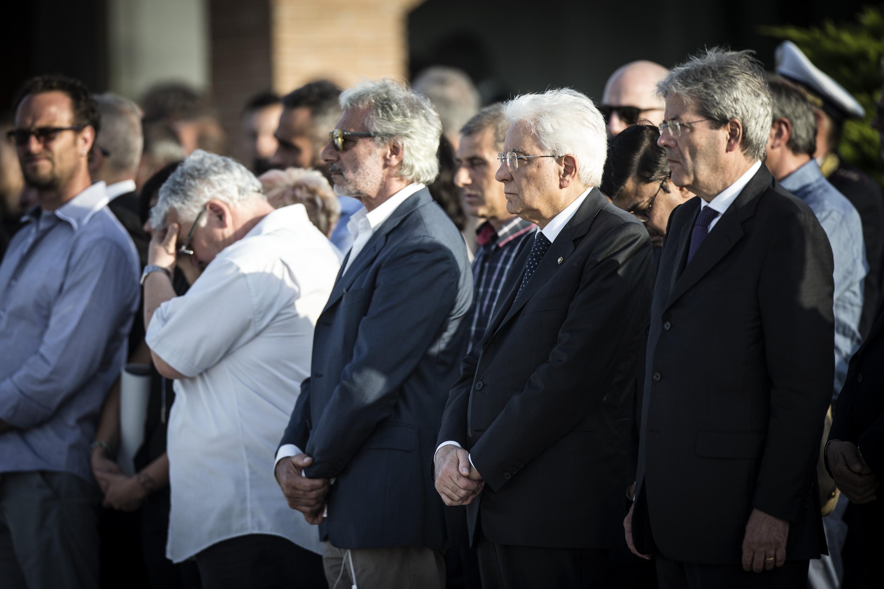 Il Ministro Gentiloni insieme al Presidente Mattarella saluta il rientro delle salme dei connazionali in Italia