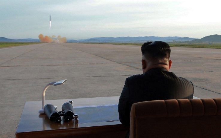 Il missile di Kim minaccia gli Usa. Pyongyang: «Solo per difenderci»