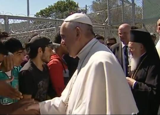 Visita del Papa a Lesbo. Bergoglio:&quot; Ho visto tanto dolore &quot;