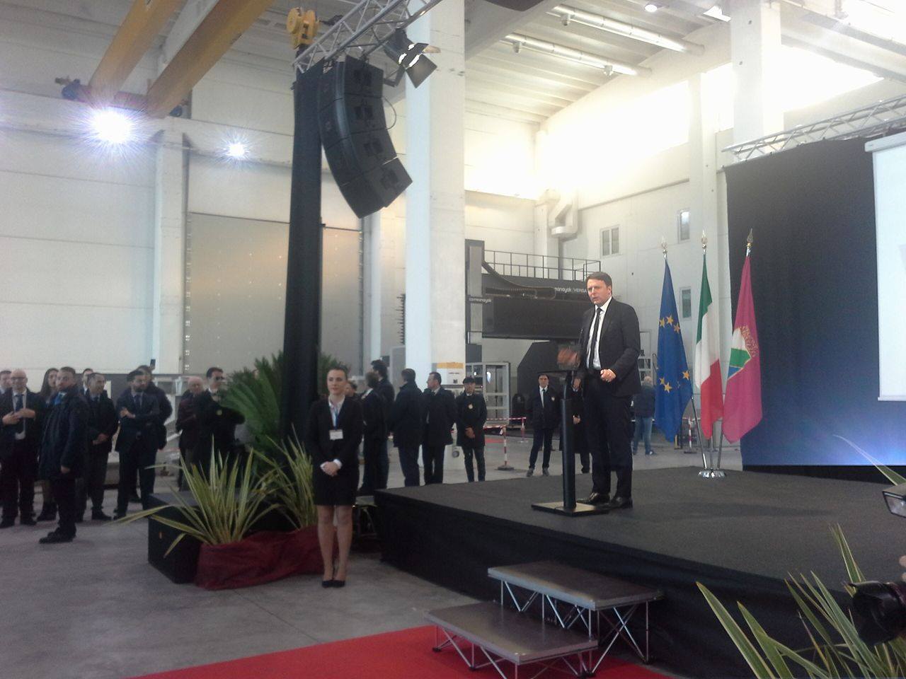 Renzi a Chieti: “L'Italia sta costruendo il suo futuro, ma la burocrazia non deve diventare un timbrificio alla Checco Zalone”