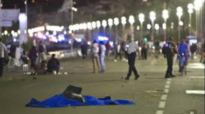 Strage di Nizza: identificato il terrorista franco-tunisino Mohamed Lahouaiej Bouhlel, 84 le vittime e 50 i feriti in fin di vita,