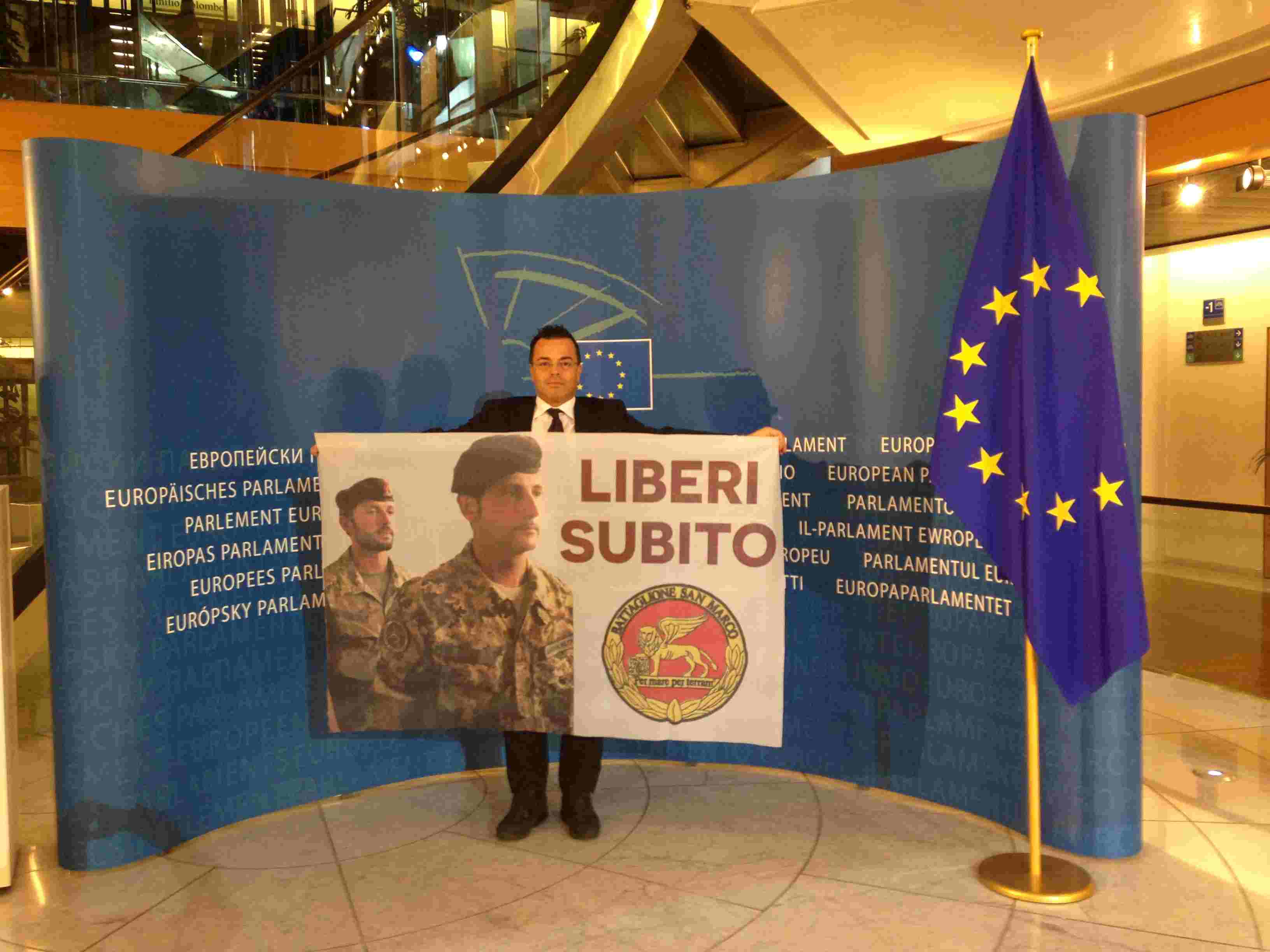 Buonanno (Lega) interrompe Juncker Parlamento Europeo, esibendo bandiera a sostegno dei Marò: liberi subito