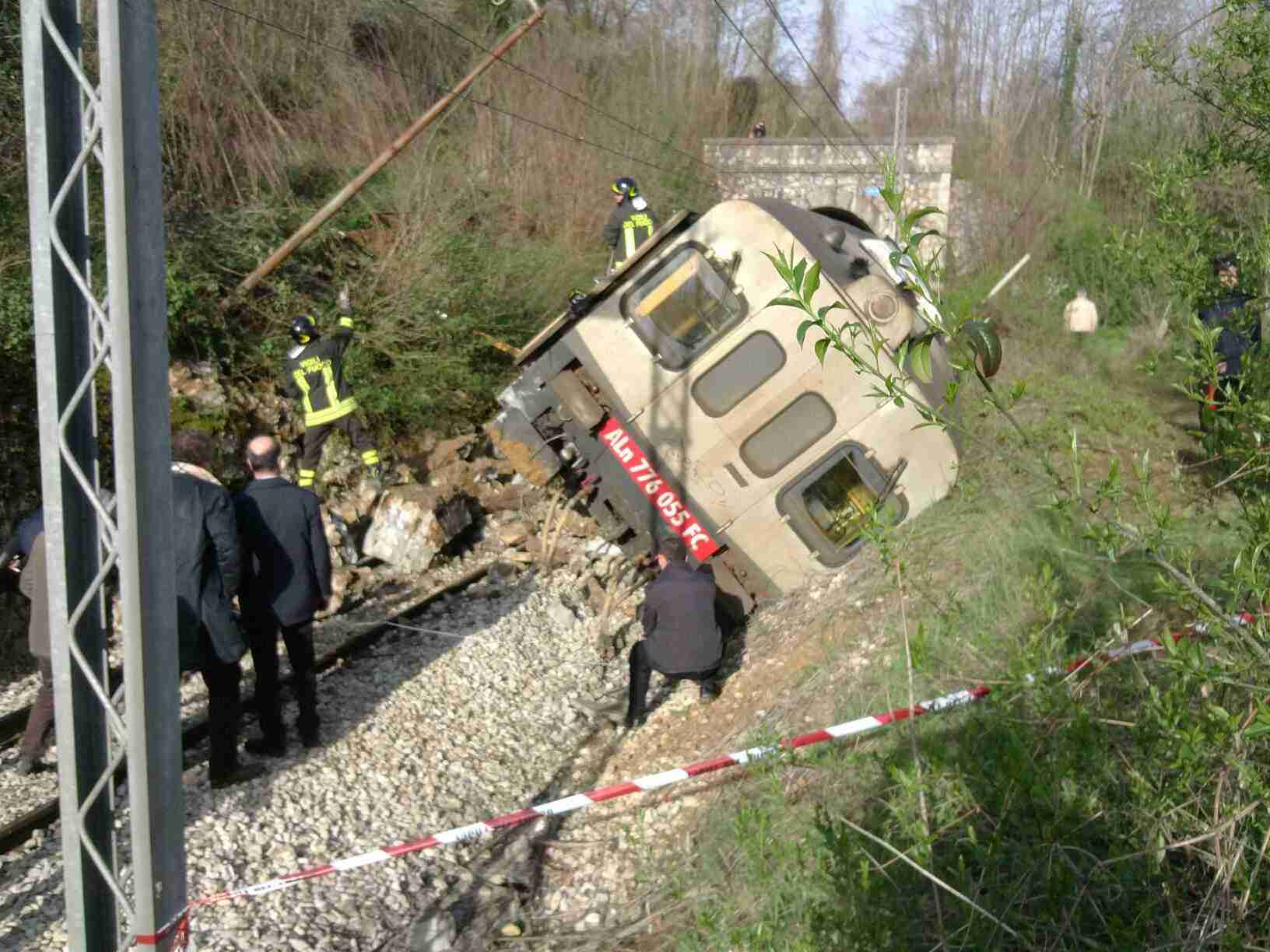 Umbria, treno FCU deraglia in provincia di Perugia, feriti tra i passeggeri