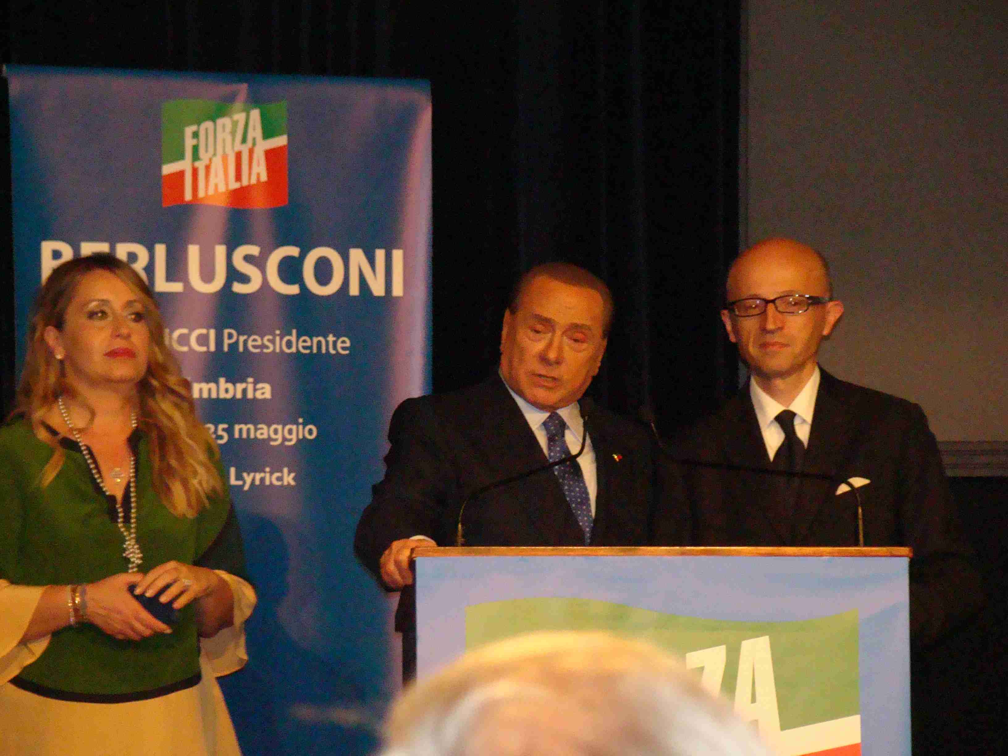 Umbria: Berlusconi torna a infiammare la platea.