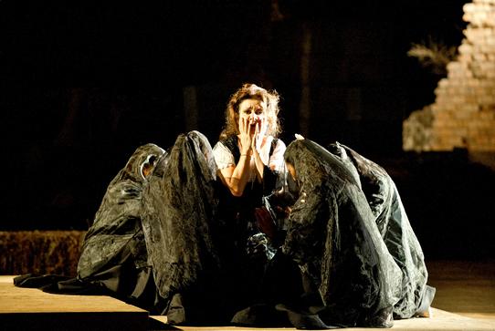 Il soprano Daniela Dessì affronta per la prima volta il ruolo di Santuzza in &quot;Cavalleria rusticana&quot; di Mascagni con la regia di Enrico Castiglione