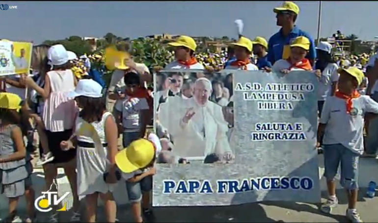 Papa Francesco a Lampedusa : &quot;  No alla globalizzazione dell'indifferenza&quot;