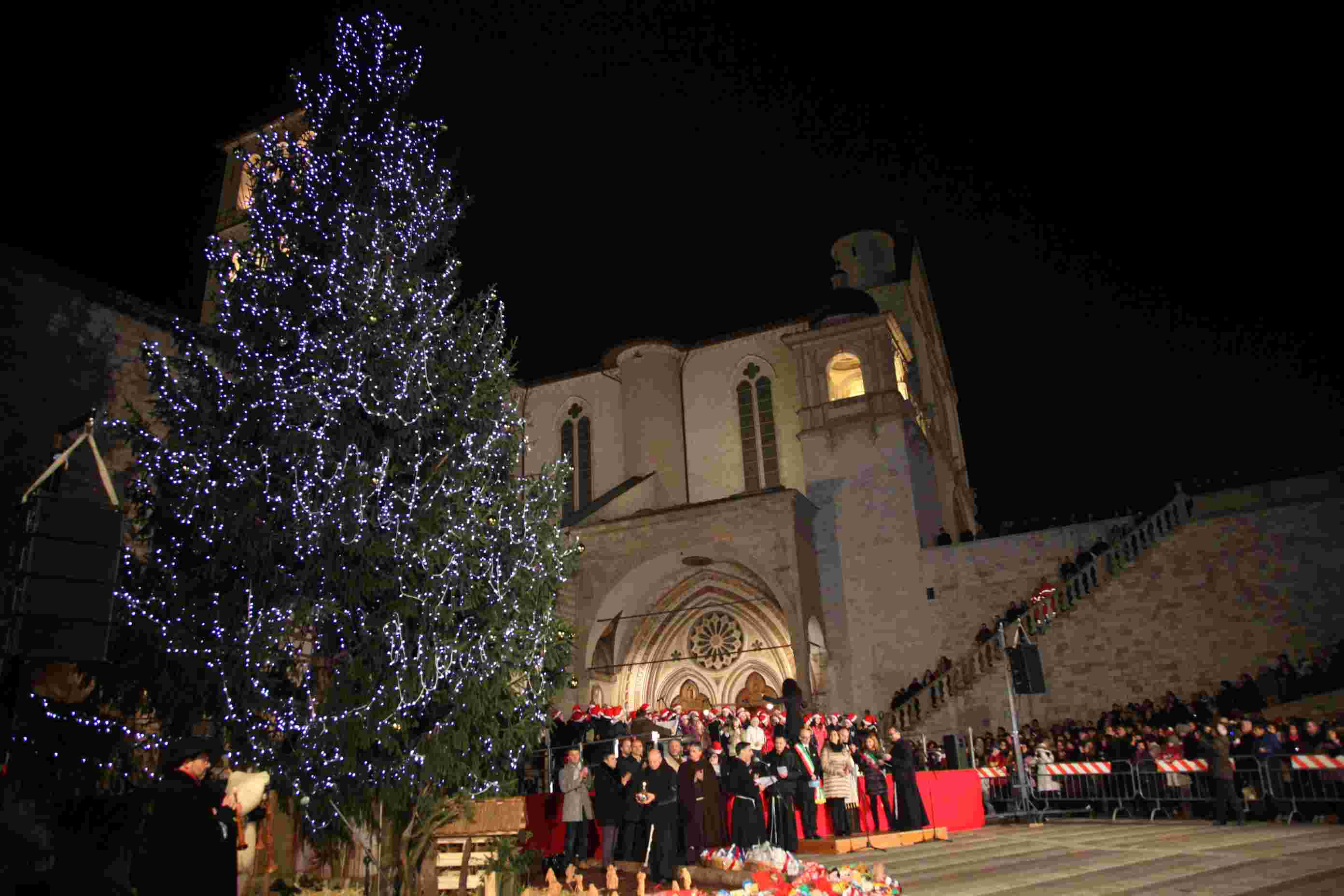 Natale Assisi: siamo tutti dei migranti accensione albero, Custode Sacro Convento: Dobbiamo essere cuore che accoglie