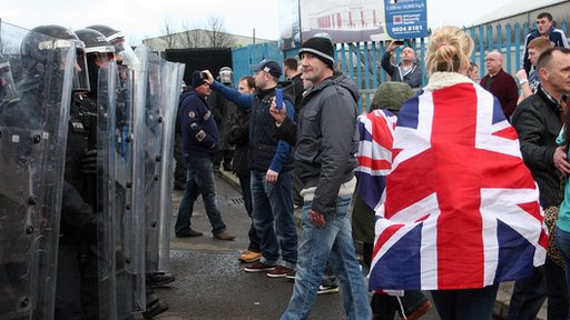 Nord Irlanda. 'Flag protest' violenta fuori lo stadio, salta il derby di Belfast