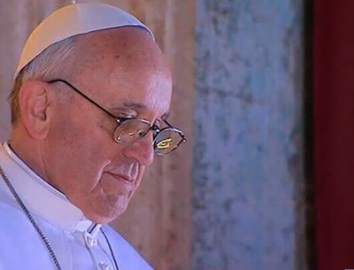 Migliaia di Vangeli tascabili, il dono di Papa Francesco ai fedeli