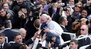 La Resurrezione di Cristo nel lungo bacio di Papa Francesco ad un bimbo disabile