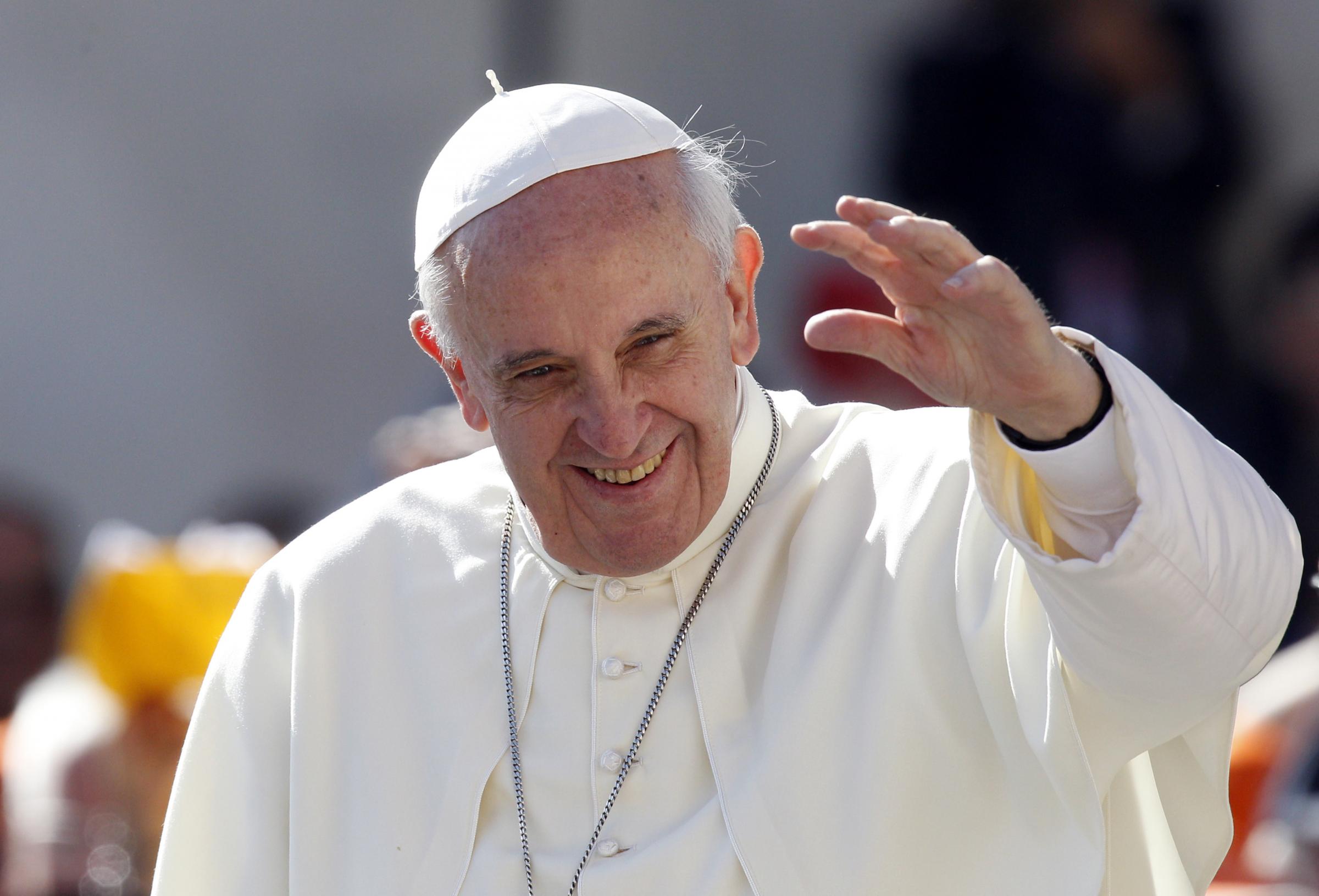 Papa Francesco ammonisce chi è consacrato alla povertà ma vive da ricco