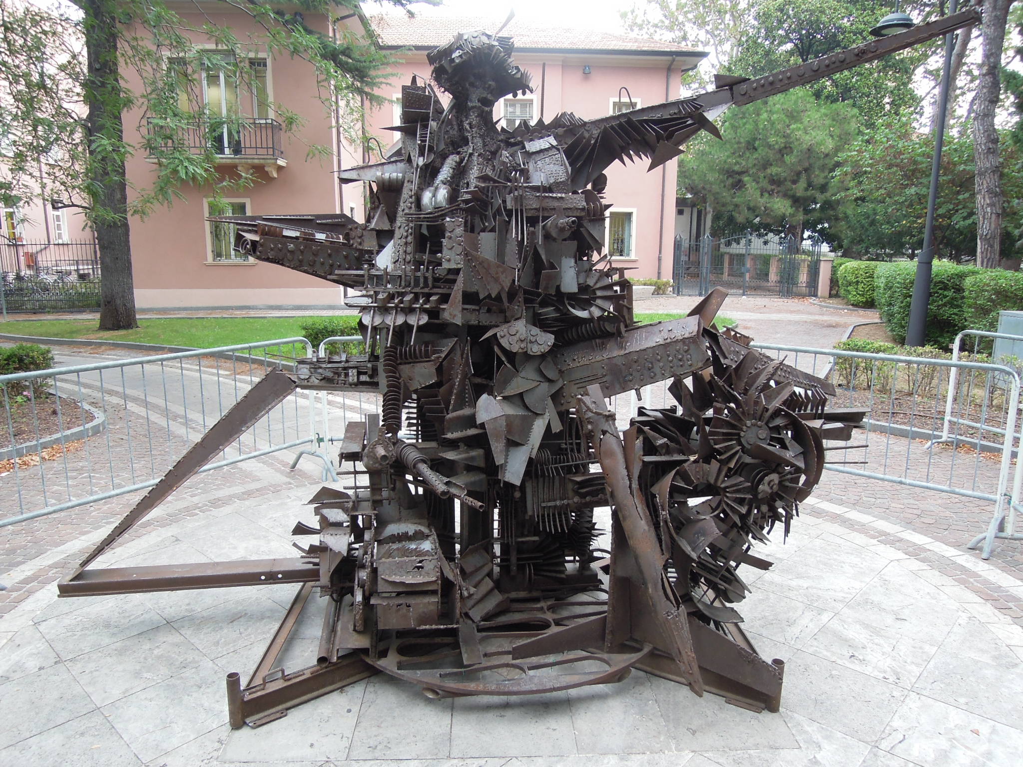 Marche. Esposta nel giardino del Municipio di Riccione la scultura “L’Uomo di Sarajevo” dell'artista marchigiano Giuseppe Gentili
