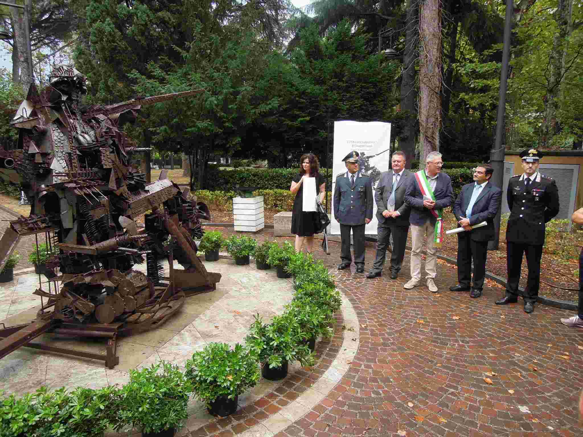 Esposta nel giardino del Municipio di Riccione la scultura “L’Uomo di Sarajevo” dell'artista marchigiano Giuseppe Gentili