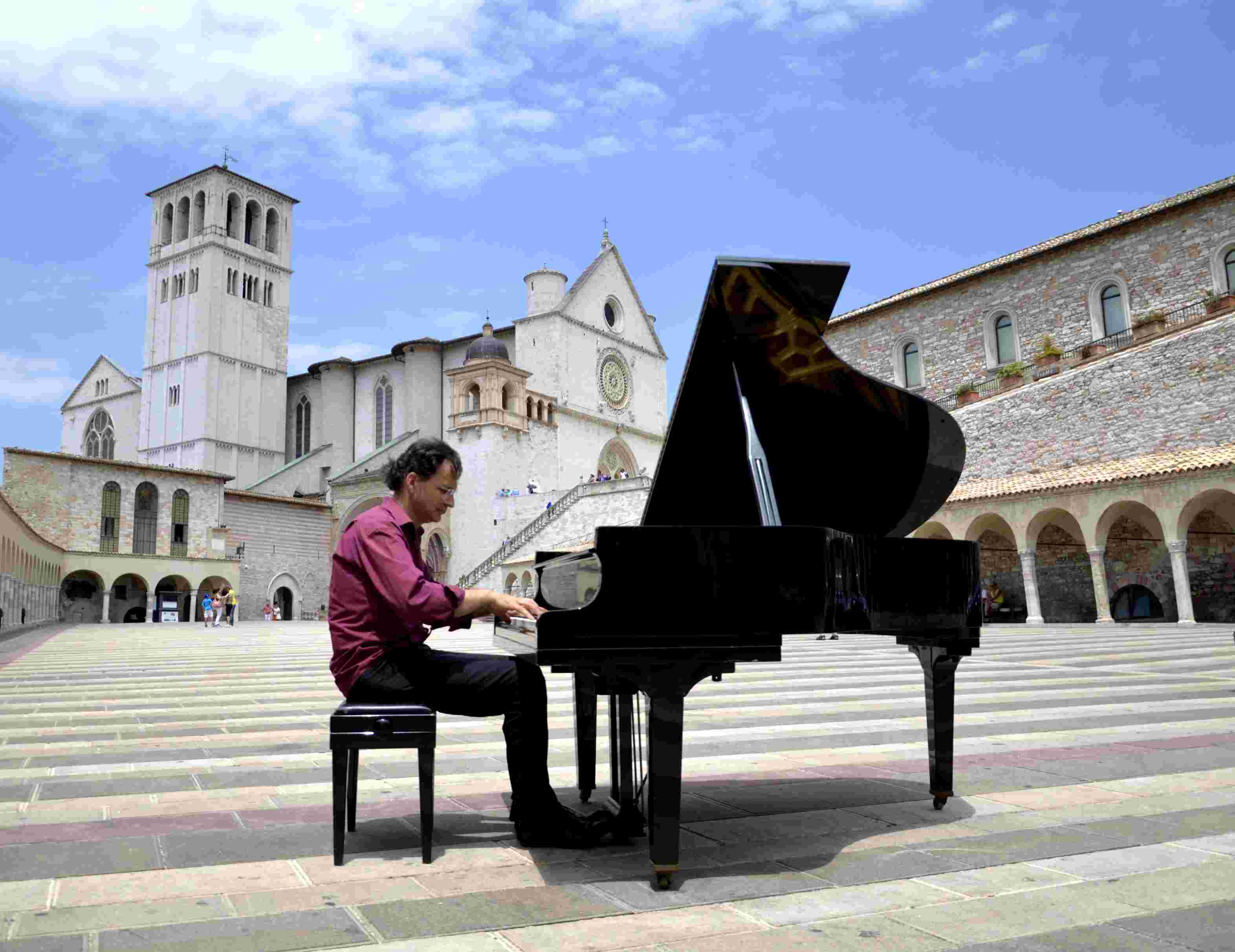 L'incursione del pianista: un pianoforte a coda davanti la basilica di San Francesco d'Assisi