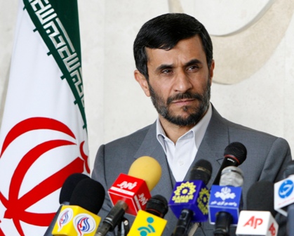 Ahmadinejad critica paesi dotati di armi atomiche per far pressione su Iran