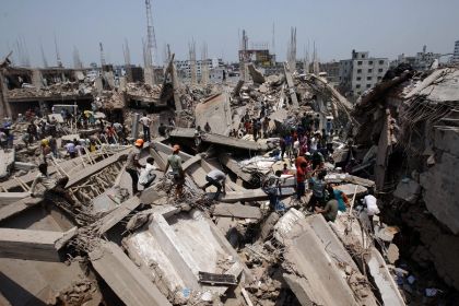Crollo palazzo in Bangladesh: oltre 300 le persone vive intrappolate sotto le macerie