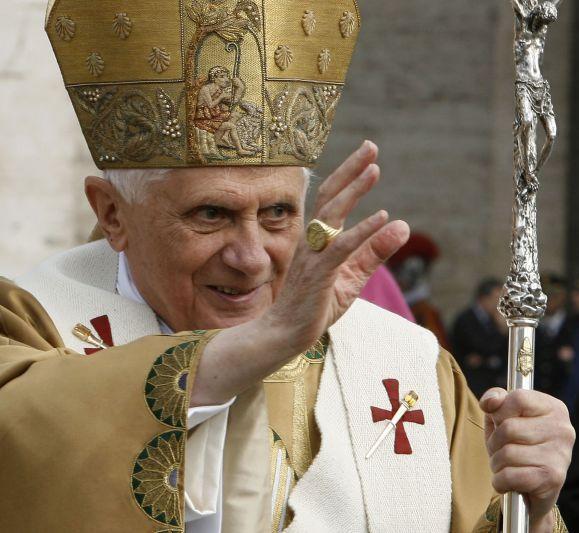 Il Papato di Benedetto XVI segna una svolta nella storia della Chiesa Cattolica: per la prima volta nell'età moderna un Pontefice sceglie autonomamente di ritirarsi