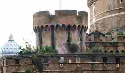 Castel Sant’Angelo, Santori (DifendiAMO Roma): Degrado di uno dei bastioni. Ecco le nuove cartoline di Roma