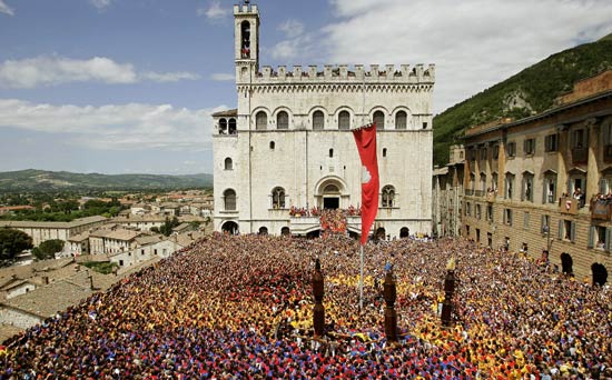 Feste e Tradizioni Italiane - I ceri di Gubbio, una festa collettiva e senza mediazioni
