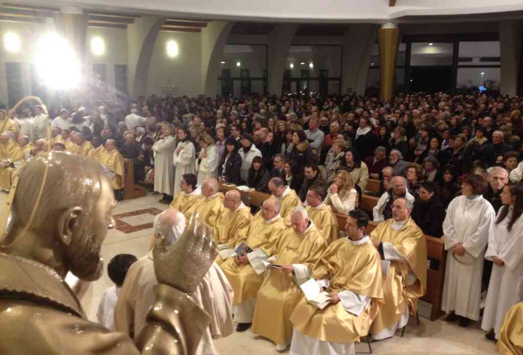 Perugia. Dedicazione della nuova chiesa San Pio da Pietrelcina. Larcivescovo mons. Bassetti: «ogni uomo è tempio di Dio» 