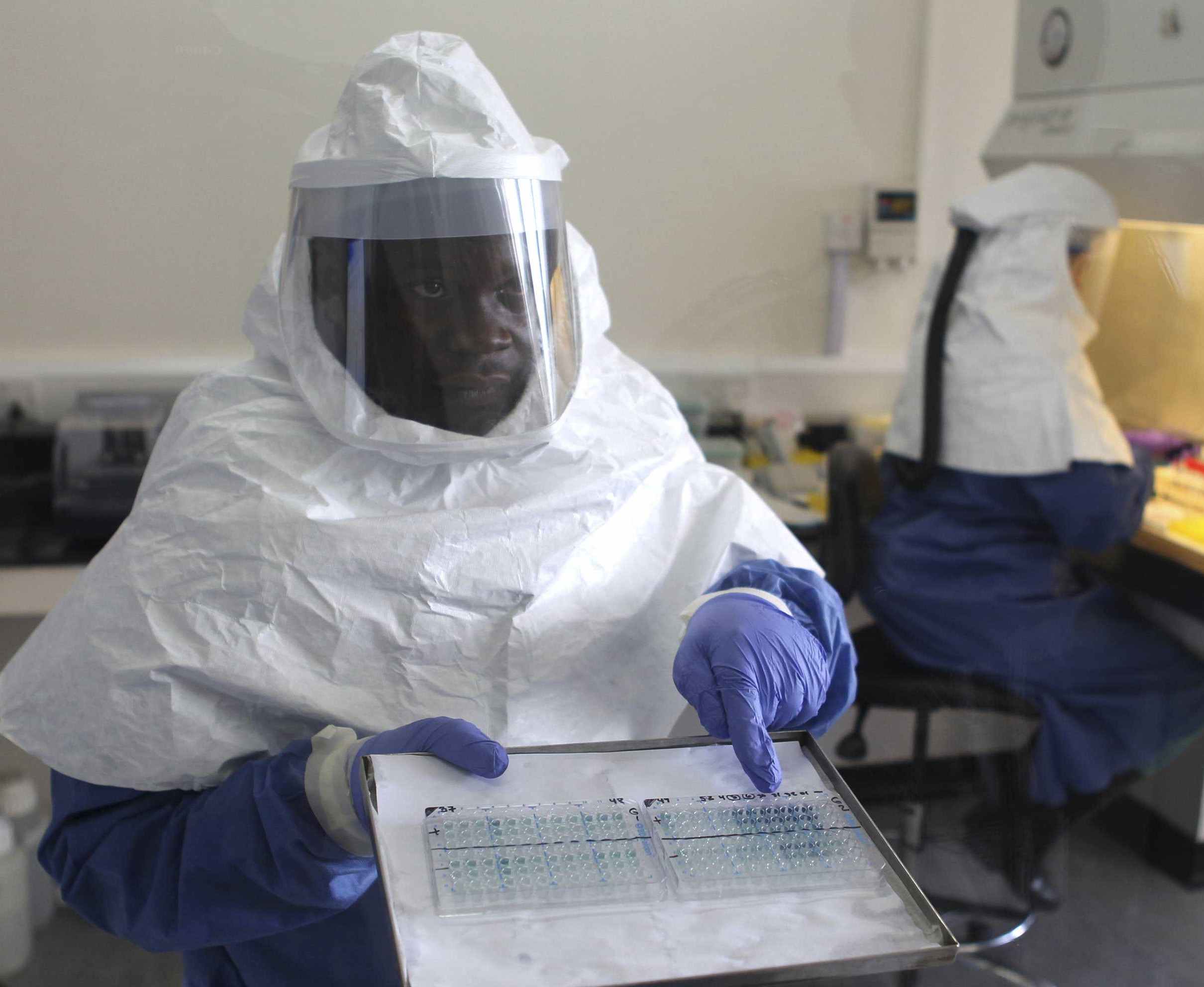 Ebola, emergenza sanitaria mondiale. Meloni e Rampelli dei Fratelli d'Italia chiedono maggiori controlli per eviatre contagio si espanda in Italia