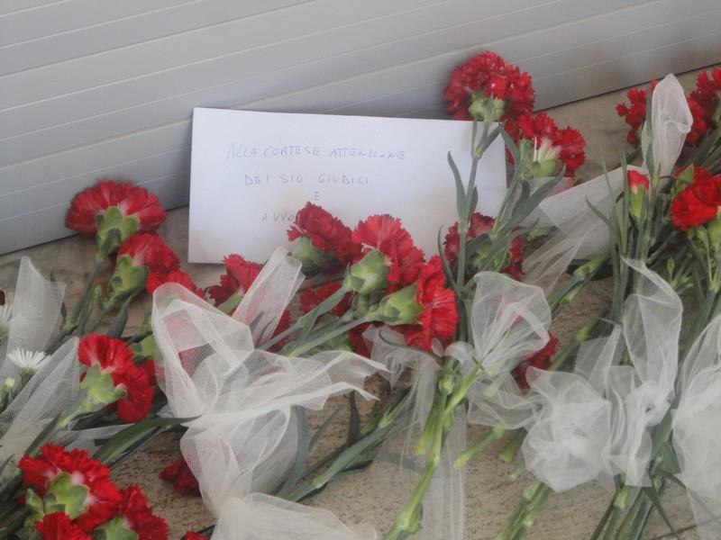 Vittime della strada. Italia Vera: in occasione della giornata Onu, domenica 17 protesta dei fiori rossi davanti ai tribunali italiani