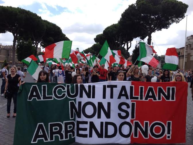 Roma: corteo residenti e CasaPound contro il degrado, in piazza per dire 'Marino hai distrutto la città'