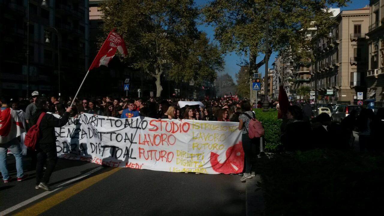 2000 studenti oggi in Piazza a Palermo: Rete Studenti dalla parte dei lavoratori