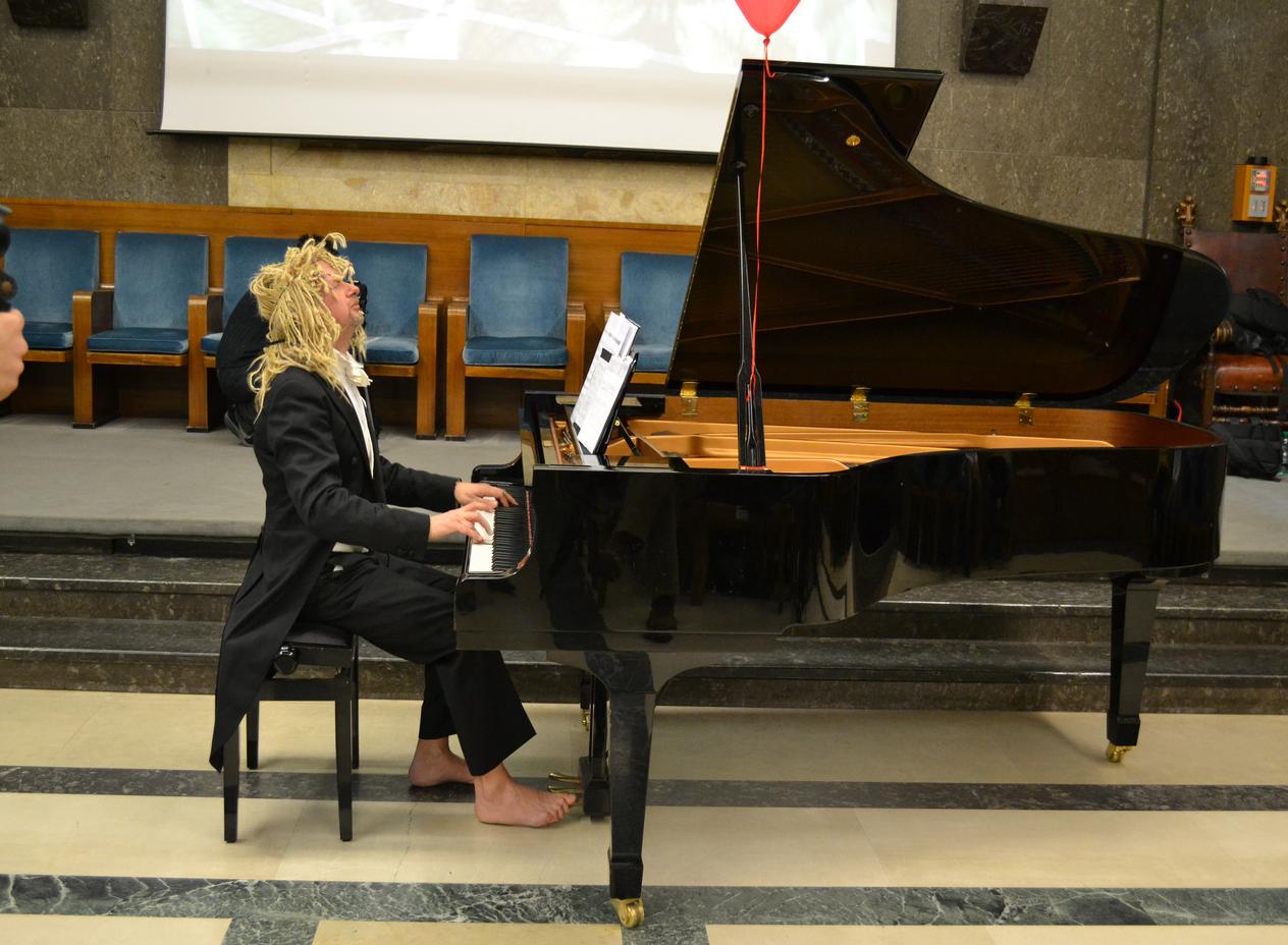 Il pianista Maurizio Mastrini a Piazza del Popolo per papa Francesco - Un“Tango clandestino” per la performance dell'artista umbro che ha girato il mondo 