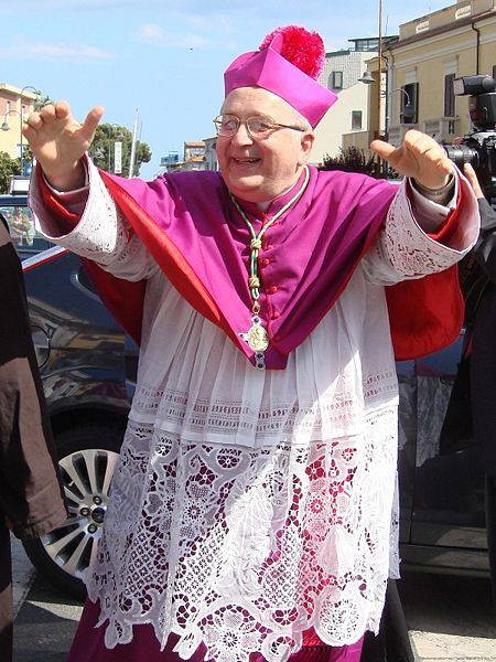 Voci del Sud: Da Locri appello del vescovo alle donne: &quot;No  all'uomo-padrone. Ribellatevi e denunciate le violenze&quot;.