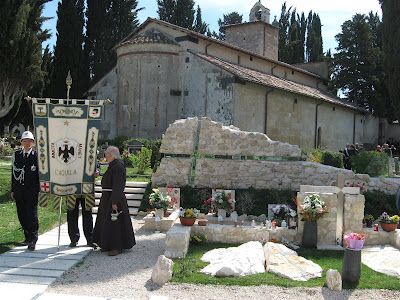 Turisti lombardi in Abruzzo rendono omaggio ai Martiri di Onna