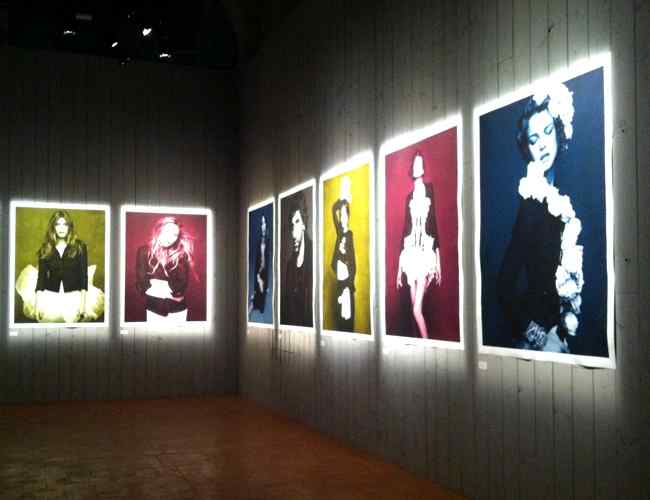 Milano, mostra dedicata a Karl Lagerfeld  ed alla riedizione della little black jacket di Chanel.