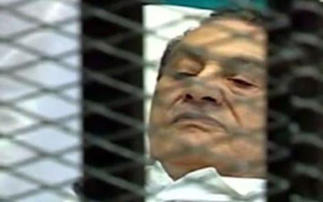 Egitto. Mubarak condannato all'ergastolo. L'ex presidente egiziano colpito da malore durante il suo trasferimento in carcere.