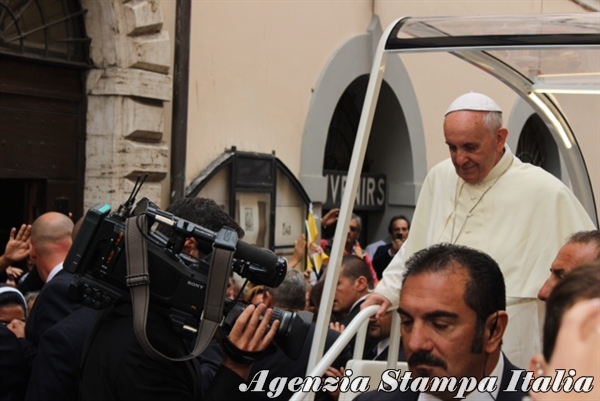 Papa ad Assisi, Papa Francesco abbraccia la gente