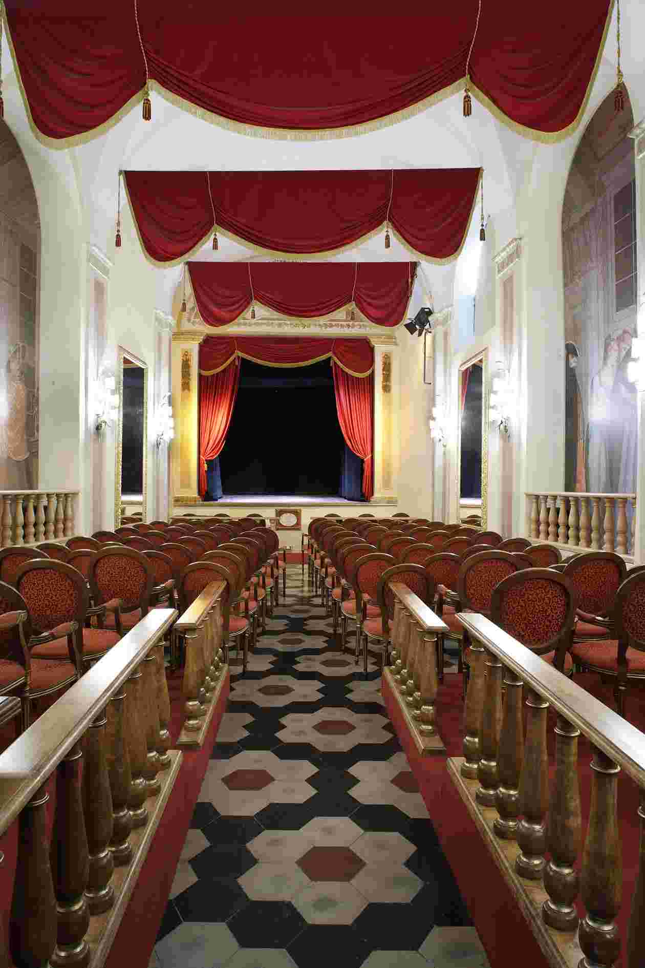 Assisi, Stagione Teatrale 2012/13, del Piccolo teatro degli instabili  “Emozioni Istantanee”