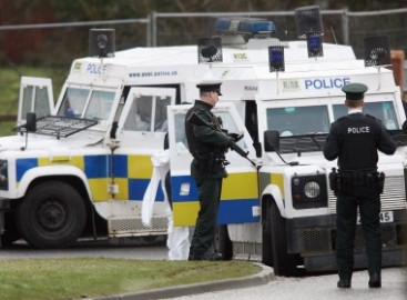 Nord Irlanda. Tre agenti della polizia sfuggono ad un attentato