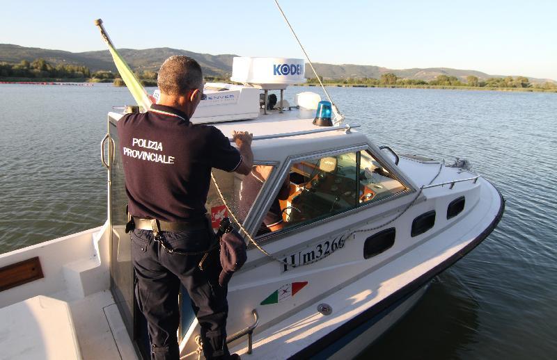 Ultim’ora -Umbria. Sfiorata la tragedia al  Trasimeno  Escono in barca sul lago in burrasca. Due minorenni salvati dalla Polizia Provinciale
