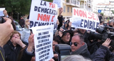 Renzi contestato a Siracusa, &quot;la tua non è Democrazia&quot;