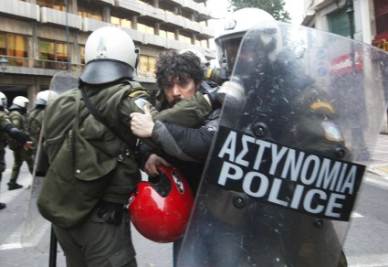 Grecia. Blasfemia a teatro scatena fine settimana di scontridi scontri