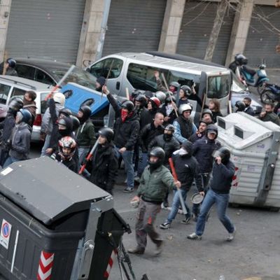 Tensione a Roma.  i &quot;centri sociali&quot; assaltano la sede del Circolo futurista Casal Bertone’’. Gli opposti estremisti favoriscono solo i banksters!