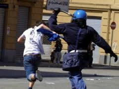 G8 Genova 2001: arrestati tre poliziotti per il massacro della scuola Diaz
