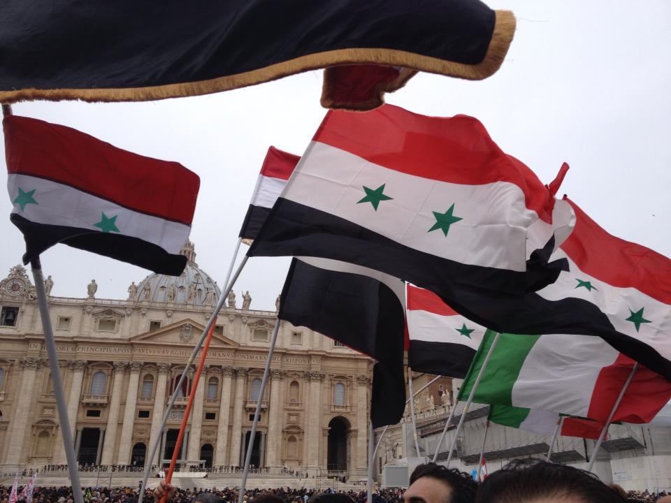 Roma. Folta presenza di bandiere siriane all'Angelus del Papa