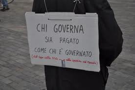 Gli italiani tirano la cinghia e i politici...