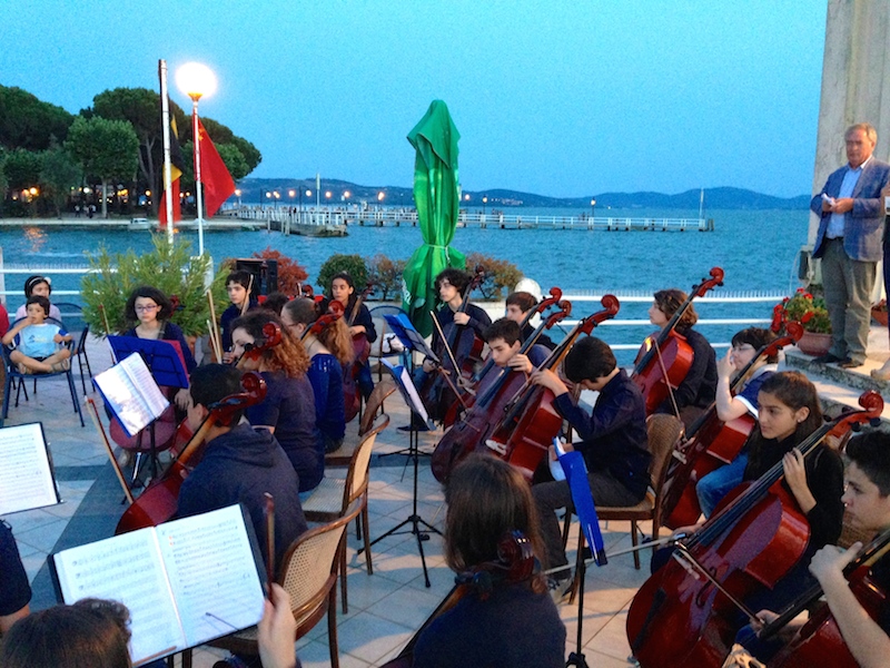 Isola del Libro Trasimeno - I giovanissimi violoncellisti incantano Passignano 