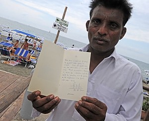 Dal Pakistan a Fondi Umeed Ali, venditore ambulante, ma di versi