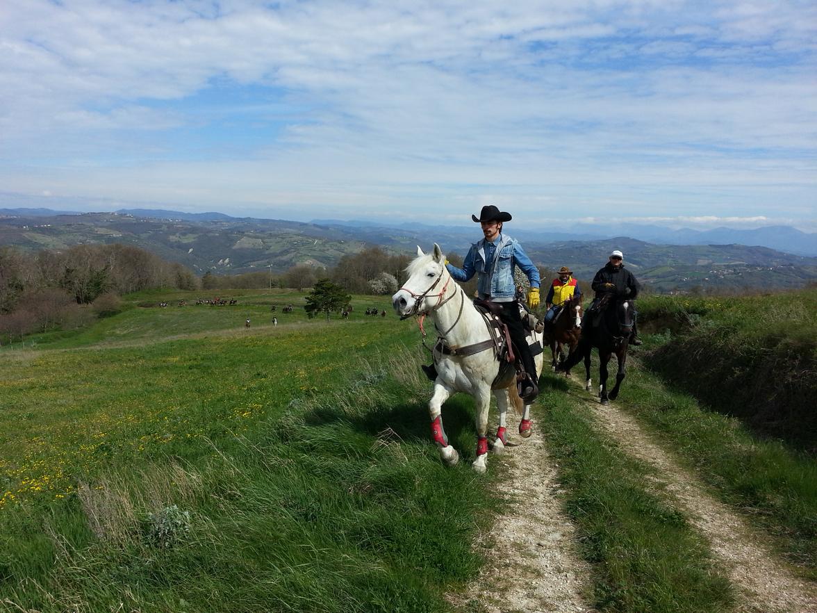 &quot;A Cavallo del Sentiero Francescano&quot;. Valfabbrica e KmZero Tour valorizzano territorio e maestranze