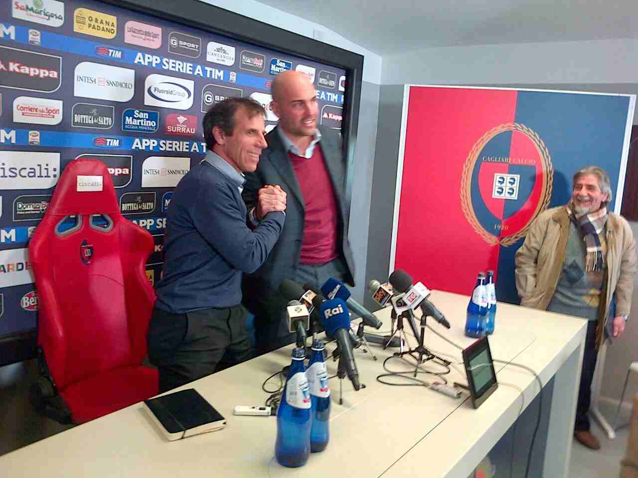 Cagliari, &quot;Magic Box&quot; Gianfranco Zola è il nuovo allenatore del Cagliari.