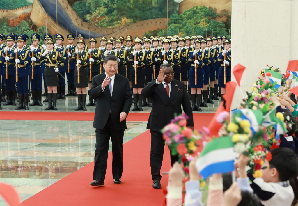 Cina. Presidente Sierra Leone da Xi per approfondire relazioni, si consolida presenza di Pechino in Africa